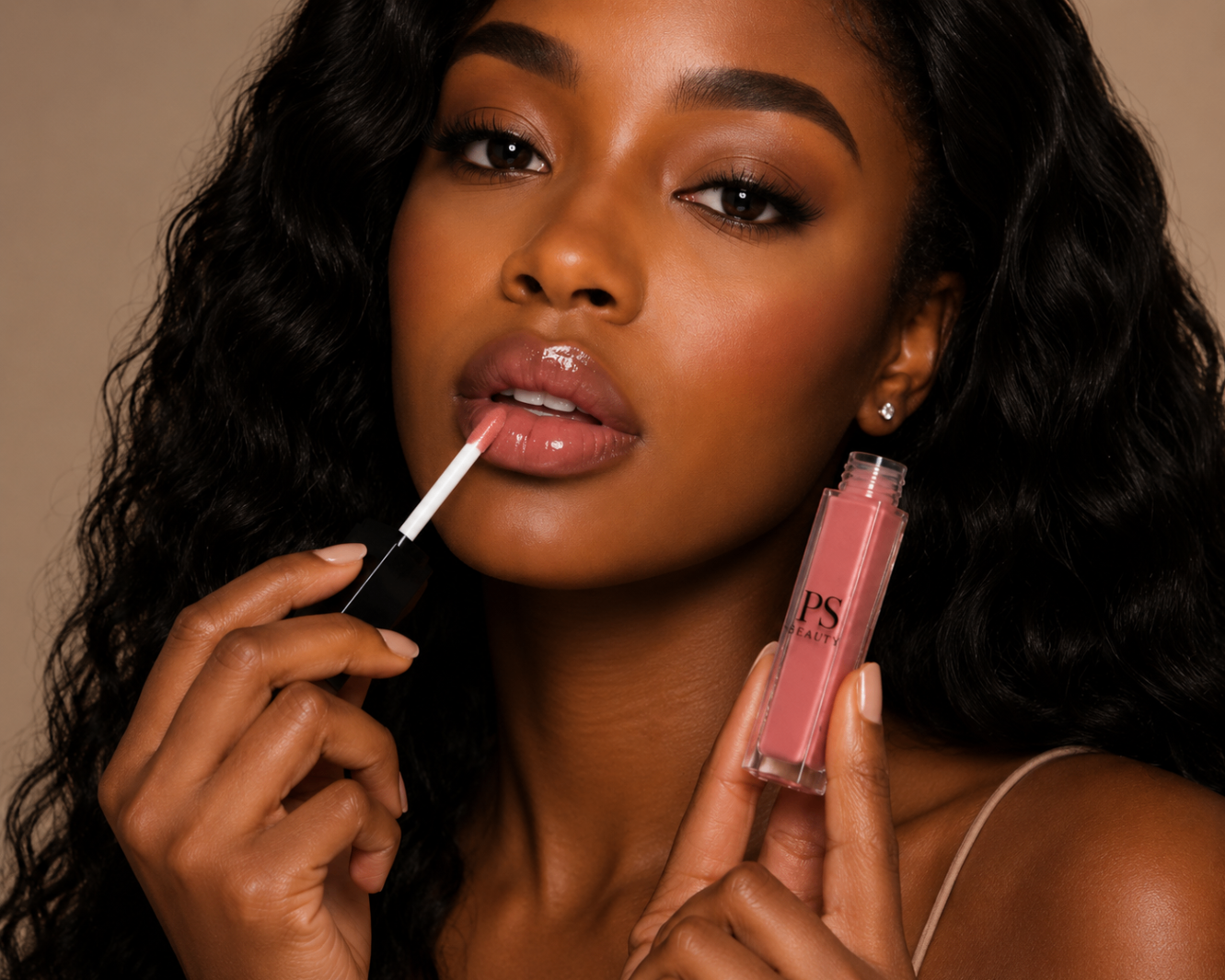 Model applying PS Beauty lip gloss